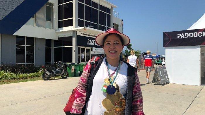Mbak Rara si pawang hujan di belakang paddock Sirkuit Internasional Pertamina Mandalika jelang main race Grand Prix of Indonesia 2023, Minggu (15/10/2023).