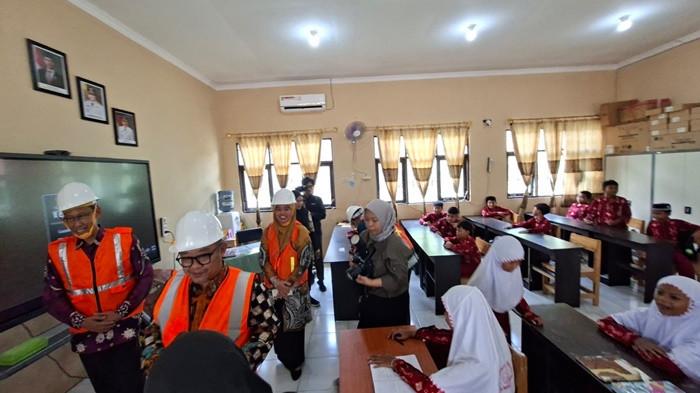 Mendikdasmen tinjau kelas baru di SDN 5 Guntung Manggis