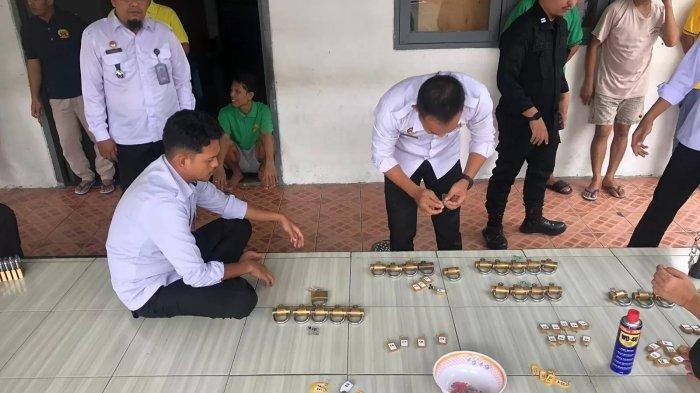 Razia Kamar Hunian Warga Binaan Jelang Nataru 2024, Petugas Lapas Tenggarong Temukan HP dan Sajam