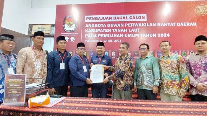 Sinoman Hadrah Meriahkan Rombongan Nasdem Serahkan Berkas Bacaleg Pemilu 2024 ke KPU Kabupaten Tala