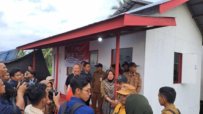 Berada di Barito Kuala, Mensos Risma Naik Motor Kunjungi Warga Penerima Bantuan Instalasi Air Bersih