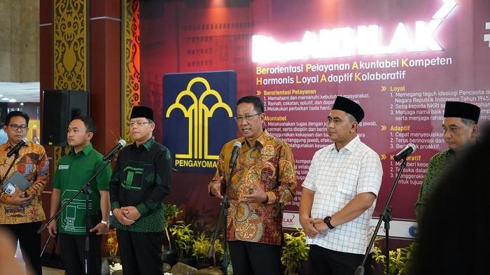 Menteri Hukum, Supratman Andi Agtas saat memediasi dua kubu PPP1