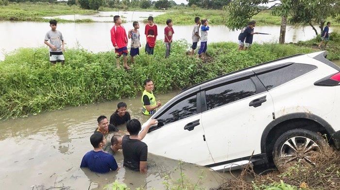 Mobil Tercebur ke Saluran Air di Desa Kaliukan Astambul Kalsel, Penumpang Selamat