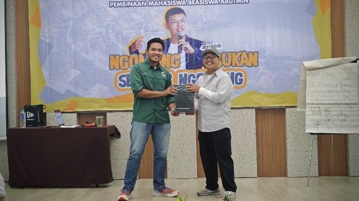 Momen penyerahan cendera mata dari Ahmad Syahid kepada Jenggo.