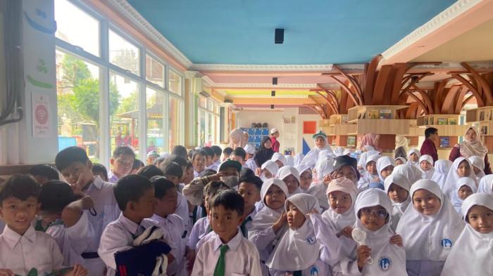 Murid SD Islam Al Azhar 37 Banjarbaru Wisata Literasi ke Perpus Palnam