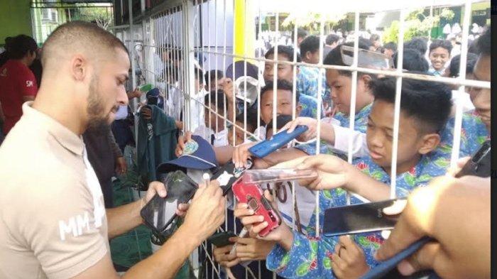 Pemain Bintang Barito Putera Diserbu Siswa SMPN 1 Banjarmasin di Goes To School, Coach RD Apresiasi