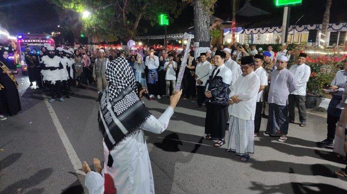 Tampilkan Sejarah Ibadah Kurban, Naga HST Juarai Pawai Takbiran Idul Adha 2024