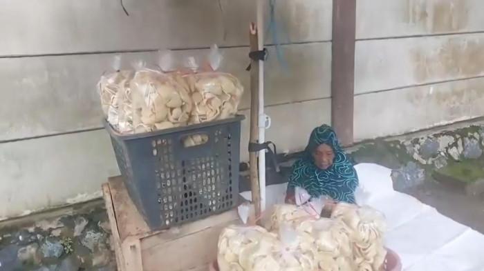 Kisah Nenek Penjual Krupuk di Jalan RO Ulin Banjarbaru, Usai Subuh Tawarkan Dagangan ke Pelanggan
