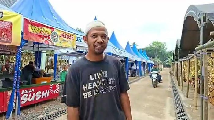 PELAKU UMKM-Muhammad Yahya, pelaku UMKM asal Kelurahan Saranghalang, Kecamatan Pelaihari, mengaku senang bisa ikut serta. Wisata Kalsel: UMKM Kuliner Ikut Meriahkan Wisata Religi Baayun Maulid di Tapin.