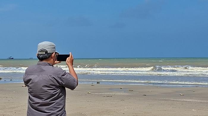 PENGUNJUNG PIK mengabadikan panorama pesisir PIK di Muarakintap. Inilah suasana di Pantai Indah Kintap (PIK) di Desa Muarakintap yang menyajikan panorama yang cukup indah. Wisata Kalsel: SajikanPantai Berlapis, Pasir Putih di Desa Muarakintap Tanahlaut Tujuan Wisatawan.