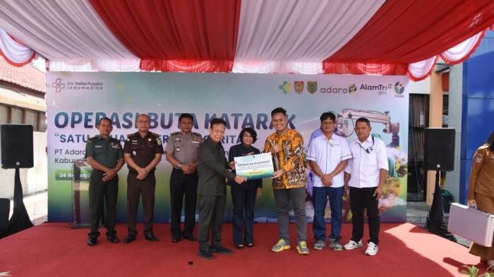 PENYERAHAN simbolis bantuan Operasi Buta katarak Gratis