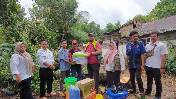 Pemkab Tala dan PMI Salurkan Bantuan pada Warga Korban Rumah Rusak Tertimpa Pohon di Desa Gunungraja
