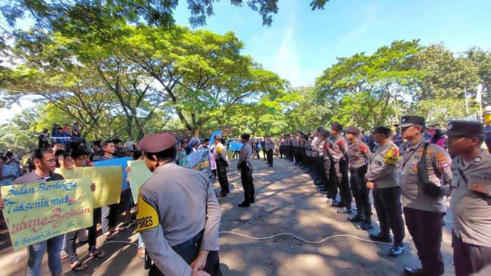 Kawal Aksi Warga Tebingsiring, Polisi dan Tentara Turunkan Personel Segini