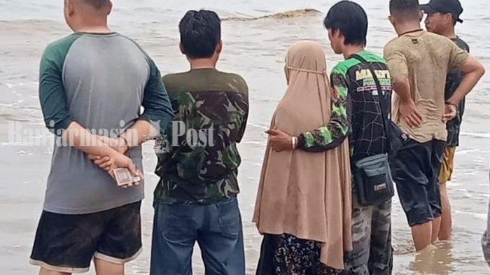 Pengunjung Pantai Batakan Baru Tala Dilarang Berenang  Pasca Tenggelamya Pelajar Asal Kertak Hanyar