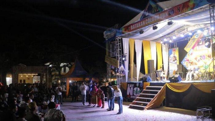 Akhir Pekan Pantai di Tala Ini Bertabur Cahaya, Batakan Colour Fun 2024 Sukses Pikat Wisatawan