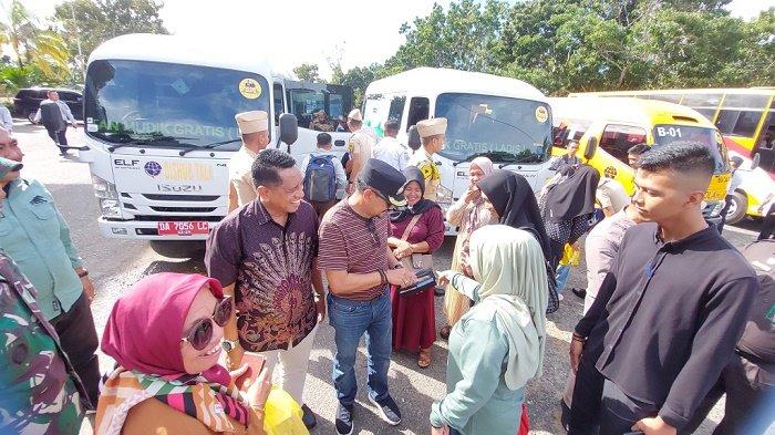 Warga Antusias Mudik Gratis Naik Bus Besar Pemkab Tala, Pj Bupati Beri Uang Saku Segini
