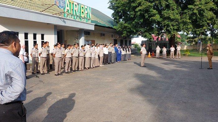 Pj Bupati Tala Puji Kinerja dan Pelayanan Prima Kantah Tala, Beberapa Staf Dapat Rezeki Dadakan