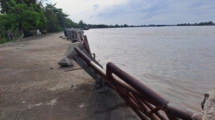 Pasca Disenggol Kapal Tongkang, Pagar Teralis Siring Ulu Benteng Marabahan Belum Diperbaiki