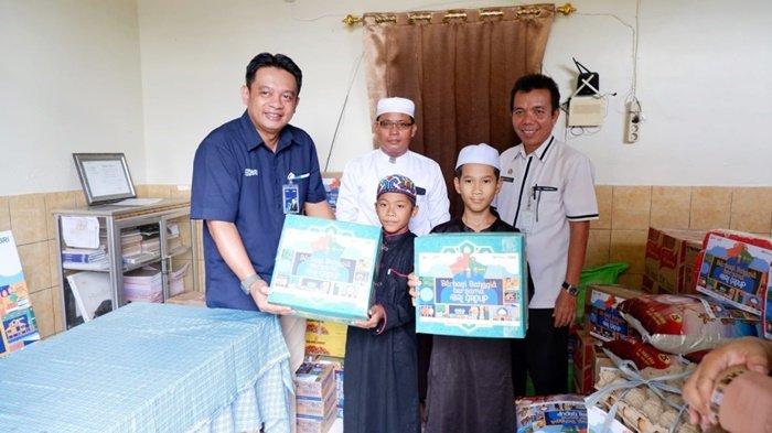 Berbagi Bersama BRI Group, BRI Branch Office Barabai Berikan Bantuan ke Panti Asuhan Putera Harapan - Paket-bantuan-sembako-diserahkan-kepada-Panti-Asuhan-Putera-Harapan-Barabai.jpg