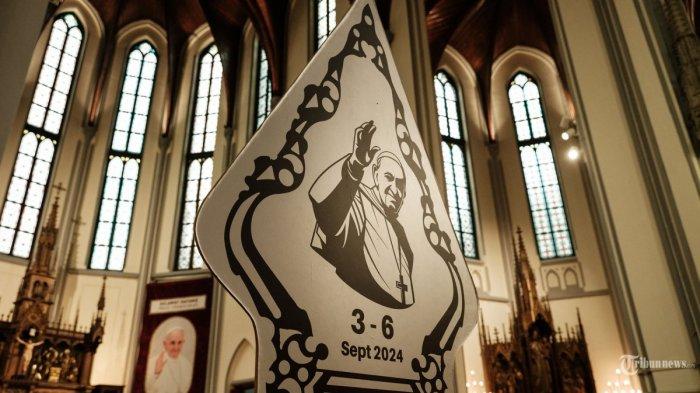 Papan-tanda-penyambutan-untuk-Paus-Fransiskus-dipajang-di-Katedral-Jakarta.jpg