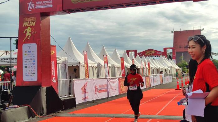 Para Runners 5K dan 10K Honda Trio Run 2025 Mulai Finish, Langsung Ambil Air, Pisang, dan Medali