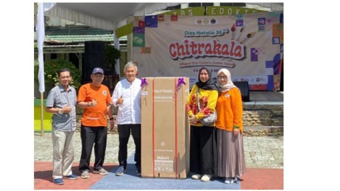 - Para peserta menerima hadiah12