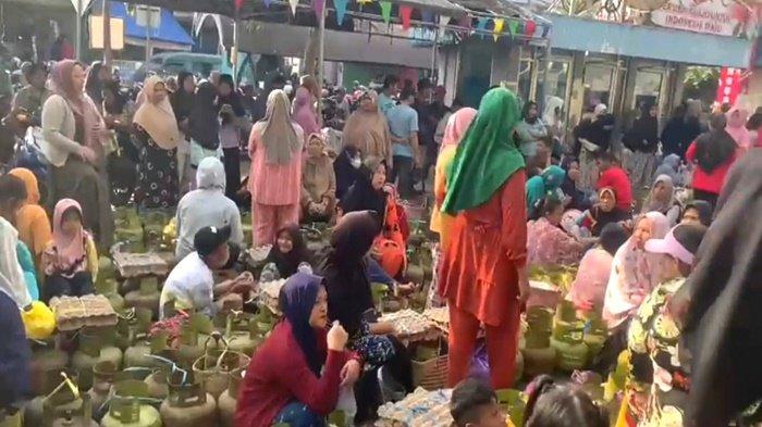 Dua Jam Pasar Murah Digelar di Kotabaru, Bapokting Langsung Habis Diserbu Warga