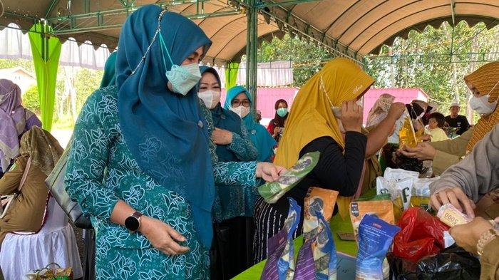 Pasar Murah di Dekranasda Balangan Diserbu Warga, Hitungan Jam Produk Jualan Habis Dibeli