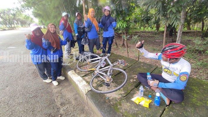 Pasukan Biru di Tapin Salut, Peserta Tour de Loksado 2024 di Water Station 2 Nyaris Tak Ada Sampah