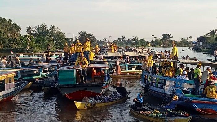 Ratusan Pasukan Kuning Gelar Susur Sungai ke Pasar Terapung, Diharapkan Bantu Penjualan Pedagang