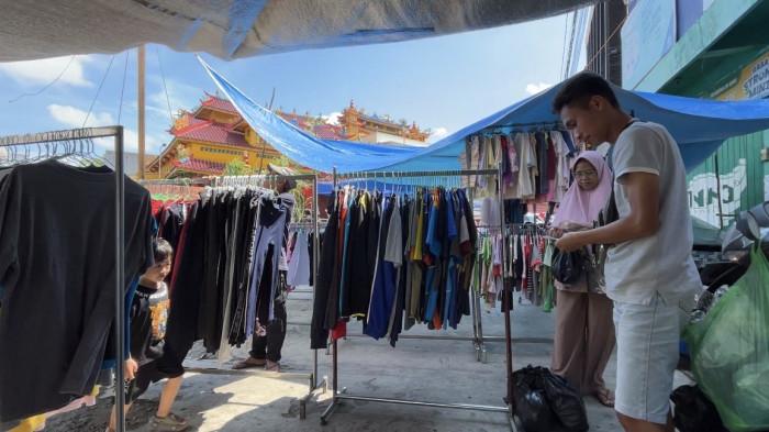 Kisah Penjual Barang Thrifting di Banjarmasin, Cerita Soal Jaket Timnas Hingga Warisan Keluarga