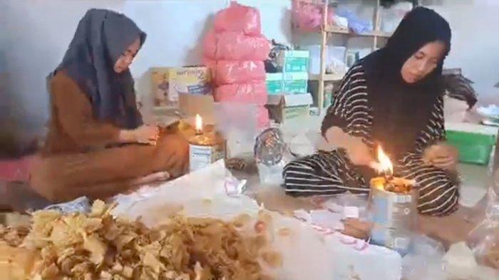 Kemas Makanan Camilan, Perajin Telaga Bidadari HSS Masih Gunakan Lampu Minyak, Alasannya Bikin Kagum