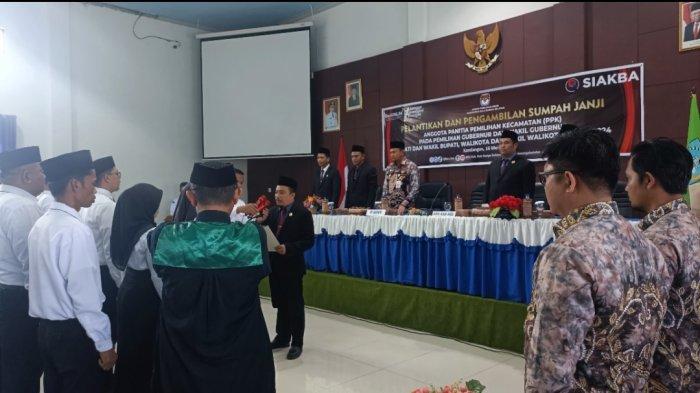 Anggota PPK HSS DIlantik, KPU dan Bawaslu Terima Mobil Operasional Baru