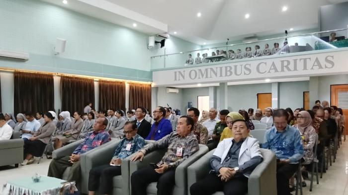 HADIRI PELANTIKAN- Para undangan dan jajaran RS Suaka Insan yang hadiri pada pelantikan Rektor Institut Kesehatan Suaka Insan Banjarmasin, Sr Imelda Ingir SPC PhD resmi menjabat sebagai Rektor IKES Suaka Insan periode 2025-2029.