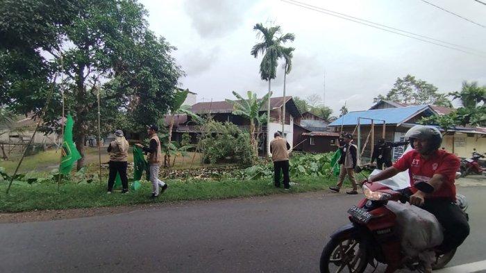 Hari Kedua Masa Tenang Pemilu 2024, Bawaslu HST Bersama Tim Gabungan Kembali Copot Puluhan APK