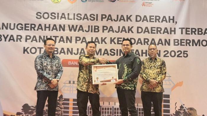 Pemko Banjarmasin Anugerahkan Wajib Pajak Daerah Terbaik I untuk Pelindo Regional 3 Kalimantan