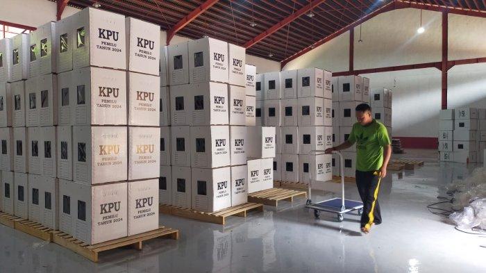 Kotak Suara Telah Tiba di Gudang KPU Balangan, Proses Pelipatan Mulai Dilakukan