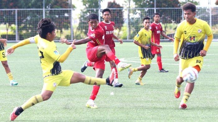 Pelatih Barito Putera U16, Frans Sinatra Huawe Tatap Final EPA Liga 1 Usai Kalahkan Bhayangkara FC - Pemain-Barito-Putera-U16-kuning-berusaha-menghadang-serangan-pemain-Bhayangkara-FC-U16-merah-2.jpg