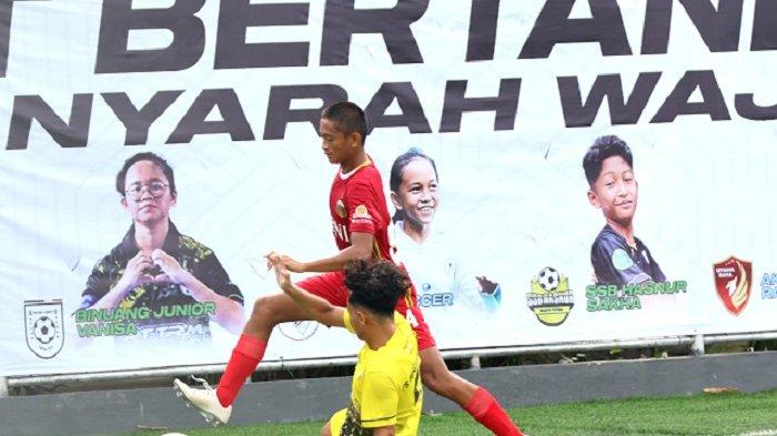 Pelatih Barito Putera U16, Frans Sinatra Huawe Tatap Final EPA Liga 1 Usai Kalahkan Bhayangkara FC - Pemain-Barito-Putera-U16-kuning-berusaha-menghadang-serangan-pemain-Bhayangkara-FC-U16-merah-3.jpg
