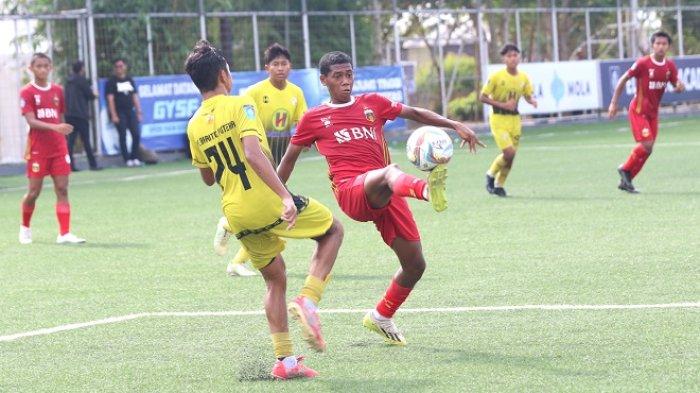 Pelatih Barito Putera U16, Frans Sinatra Huawe Tatap Final EPA Liga 1 Usai Kalahkan Bhayangkara FC - Pemain-Barito-Putera-U16-kuning-berusaha-menghadang-serangan-pemain-Bhayangkara-FC-U16-merah.jpg