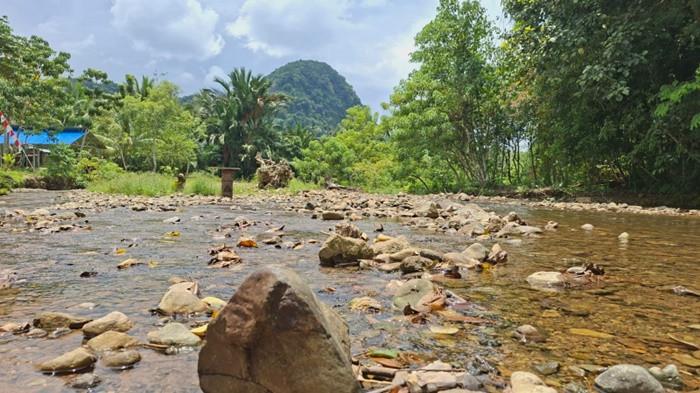 WISATA ALAM- Pemandangan alam berlatar pegunungan di Wisata Sungai Tebing Durian di Desa Purui Kecamatan Jaro, Kabupaten Tabalong, Rabu (29/10/2025). 