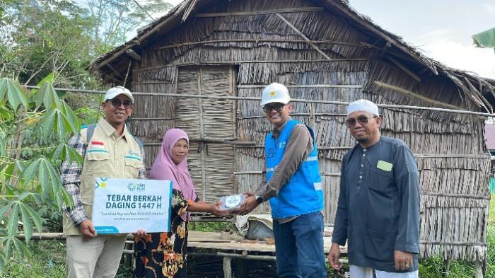 Pembagian daging dalam program Tebar Berkah Daging YBM PLN UID3