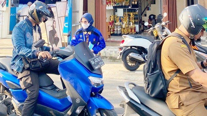 Karhutla Kalsel - STIA Amuntai di Kabupaten HSU Bagikan 3.100 Masker untuk Warga