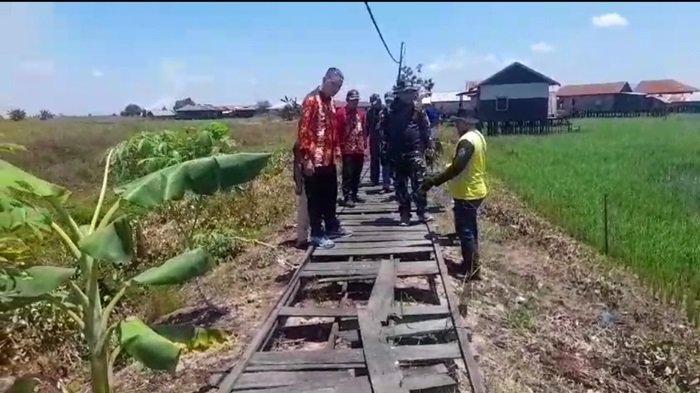Perbaikan Jalan Titian Telaga Mas HSU Mulai Dilakukan, Zakly Asswan Sambut Baik Masukan Masyarakat