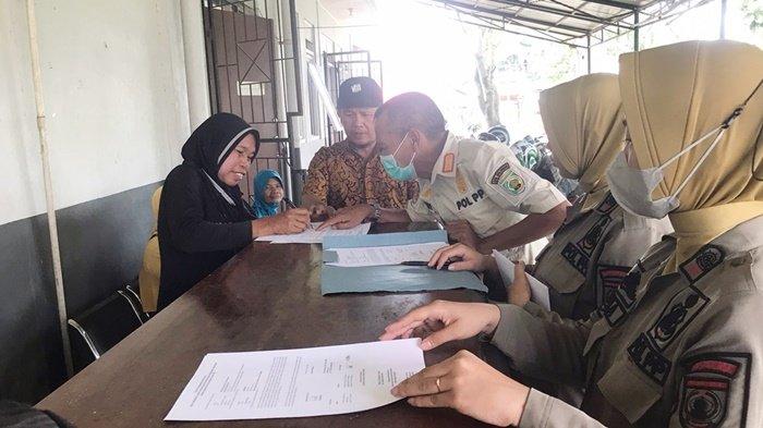 Satuan Polisi Pamong Praja Beri Jasa Ganti Rugi kepada 7 Pedagang Pasar Modern Adaro Balangan