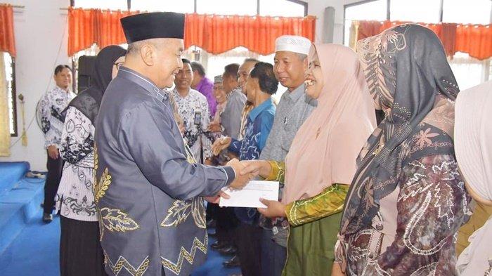 Bupati Hulu Sungai Selatan Achmad Fikry Serahkan Tali Asih kepada Anggota PGRI Purna Tugas
