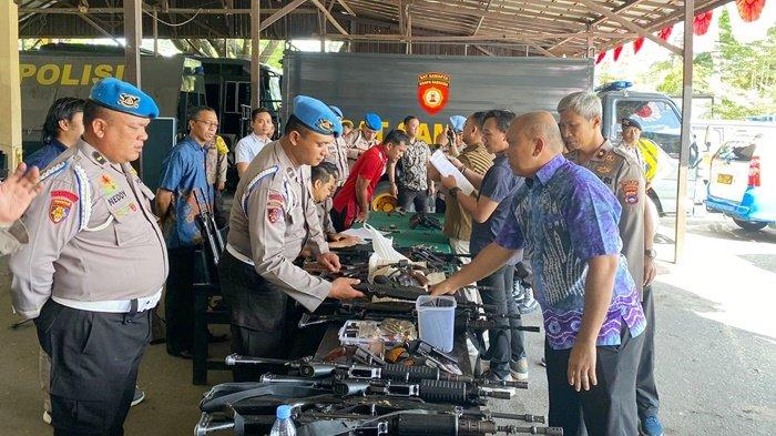 Petugas Bid Propam Polda Kalsel Periksa Administrasi dan Senjata Api Anggota Polres Banjar Kalsel