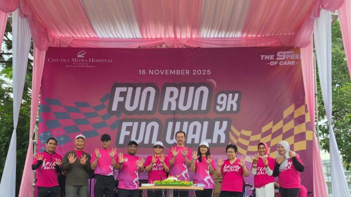 Pemotongan tumpeng oleh Direktur Ciputra Mitra Hospital, Dr Sony Prabowo