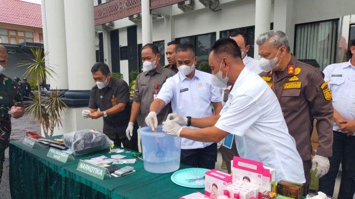 Kejari HSU Musnahkan Puluhan Gram Sabu hingga Kosmetik Ilegal