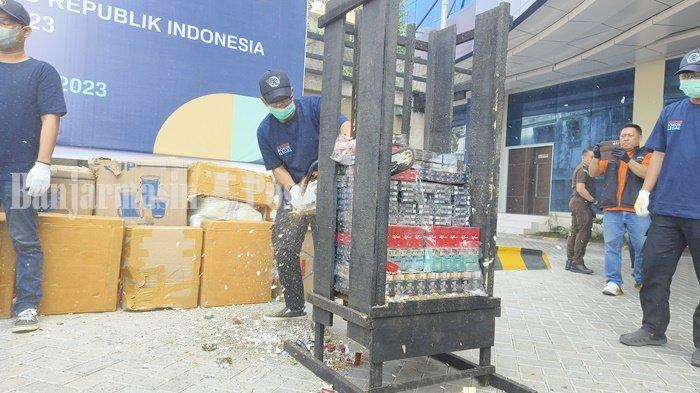 Kanwil DJBC Kalbagsel Musnahkan Rokok Ilegal dengan Cara Digergaji di Banjarmasin